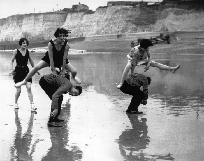 Vintage Photographs of People Playing Leapfrog (2)